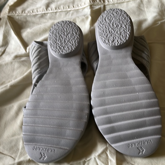 Varskarc. Size 10.5 Light gray sandal washable - Picture 3 of 4